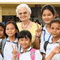 Marie-France des Pallières auprès des enfants de Phnom Penh