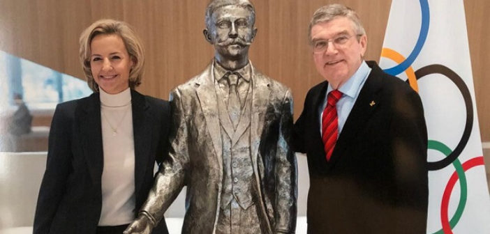 ©Alexandra de Navacelles avecTomas Bach, Président du CIO, à côté de la statue de Pierre de Coubertin