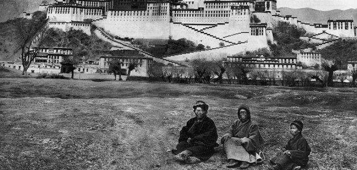 ©Alexandra David-Neel et Yongden devant le Potala en 1924 - Wikipedia
