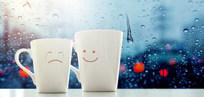 ©Encouragement concept, Friend of Coffee Mug with Sadness crying face cartoon and kindness happy face inside the room, Blurred city lights and rain drop in city as outside view through glass window |- Ayez le courage d'être gentils