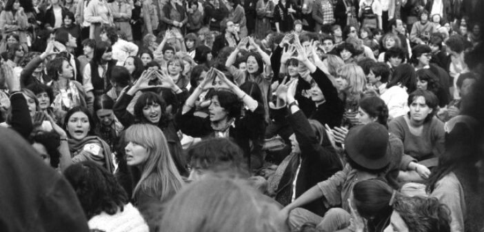 ©Pierre Michaud, 6 oct 1979 Marche des femmes, Groupe de femmes assises faisant le signe « féministe », 1979 © Pierre Michaud / Gamma Rapho - Expo Parisiennes citoyennes ! Musée Histoire de Paris Carnavalet – 2022/2023