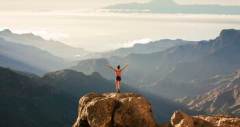 ©Adobe Young girl standing on a rock with the amazing view of Roque Nub - Devenir une première de cordée