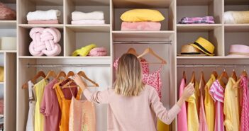 ©Adobe Woman choosing clothes from large wardrobe closet - Le style fait tout