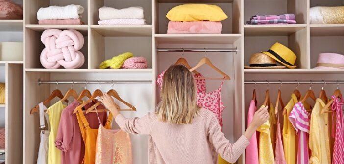 ©Adobe Woman choosing clothes from large wardrobe closet - Le style fait tout