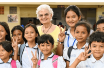 Marie-France des Pallières auprès des enfants de Phnom Penh